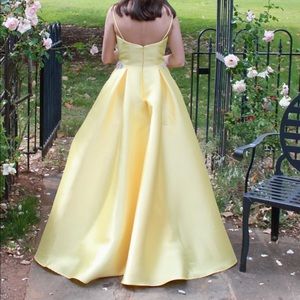 Elegant Madison James prom gown with pockets